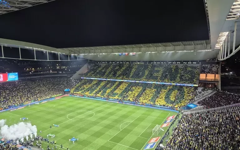 Torcida brasileira homenageia Ancelotti com mosaico por 66 anos
