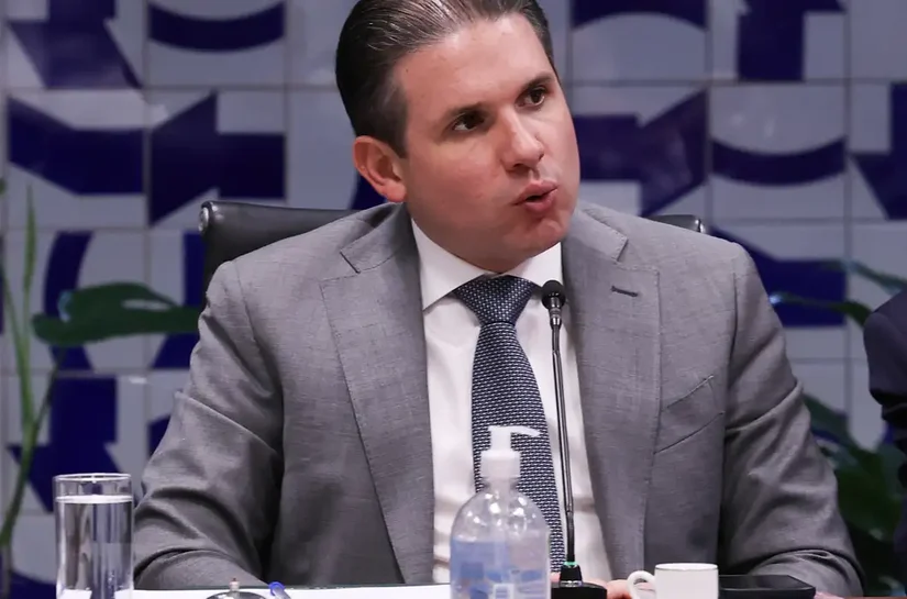 Motta convoca reunião de líderes para votar PL do fim da escala 6x1