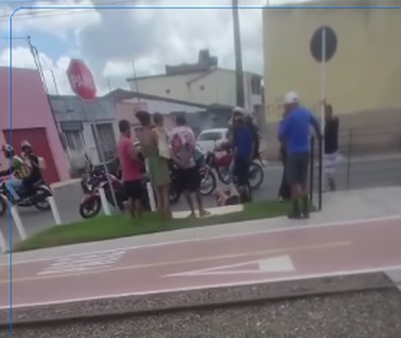 Homem tenta roubar moto fingindo estar armado e é imobilizado por populares em Arapiraca
