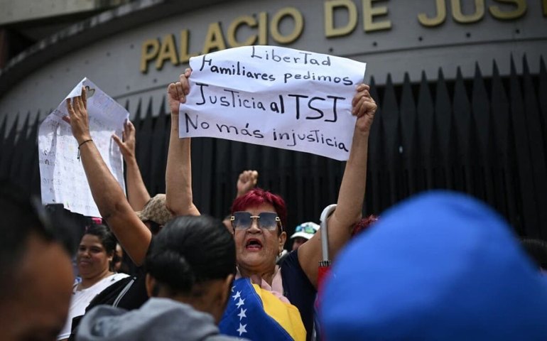Parentes de detentos em greve de fome protestam em Caracas em meio a denúncias de corrupção prisional