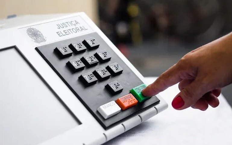 Eleitores são flagrados filmando voto em Delmiro Gouveia e São Miguel dos Milagres