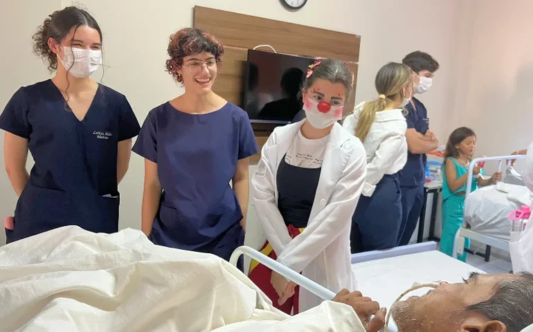 Humanização: Casa de Cuidados do Ceará promove atividade de “palhaçoterapia” para pacientes