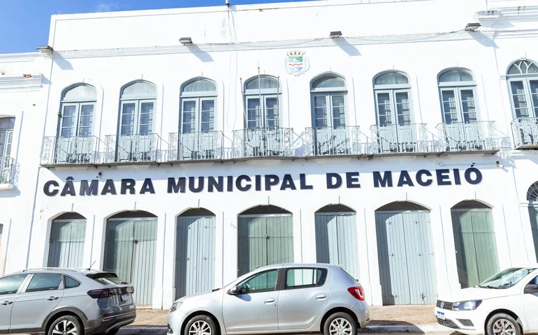 Justiça determina que Câmara de Maceió entregue documentos sobre contratação da empresa Reluzir após ação de Rui Palmeira