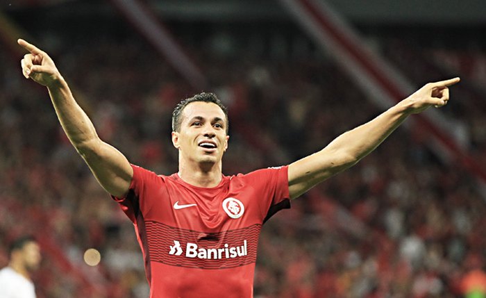 Leandro Damião, do Inter, comemora gol em partida válida pela Série B do Campeonato Brasileiro