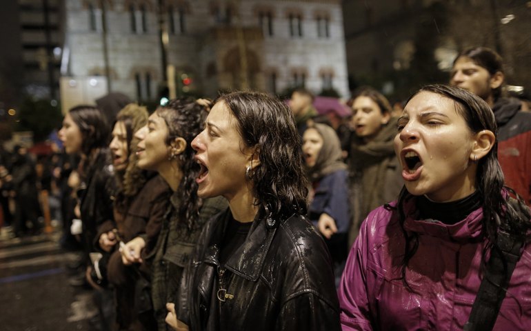 Grécia: 65 mil pessoas protestam e pedem renúncia do governo após trens colidirem