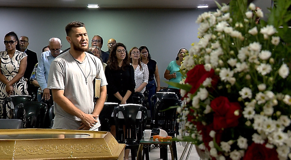 Ao lado do caixão da mãe, Euquias Júnior, filho mais novo do casal