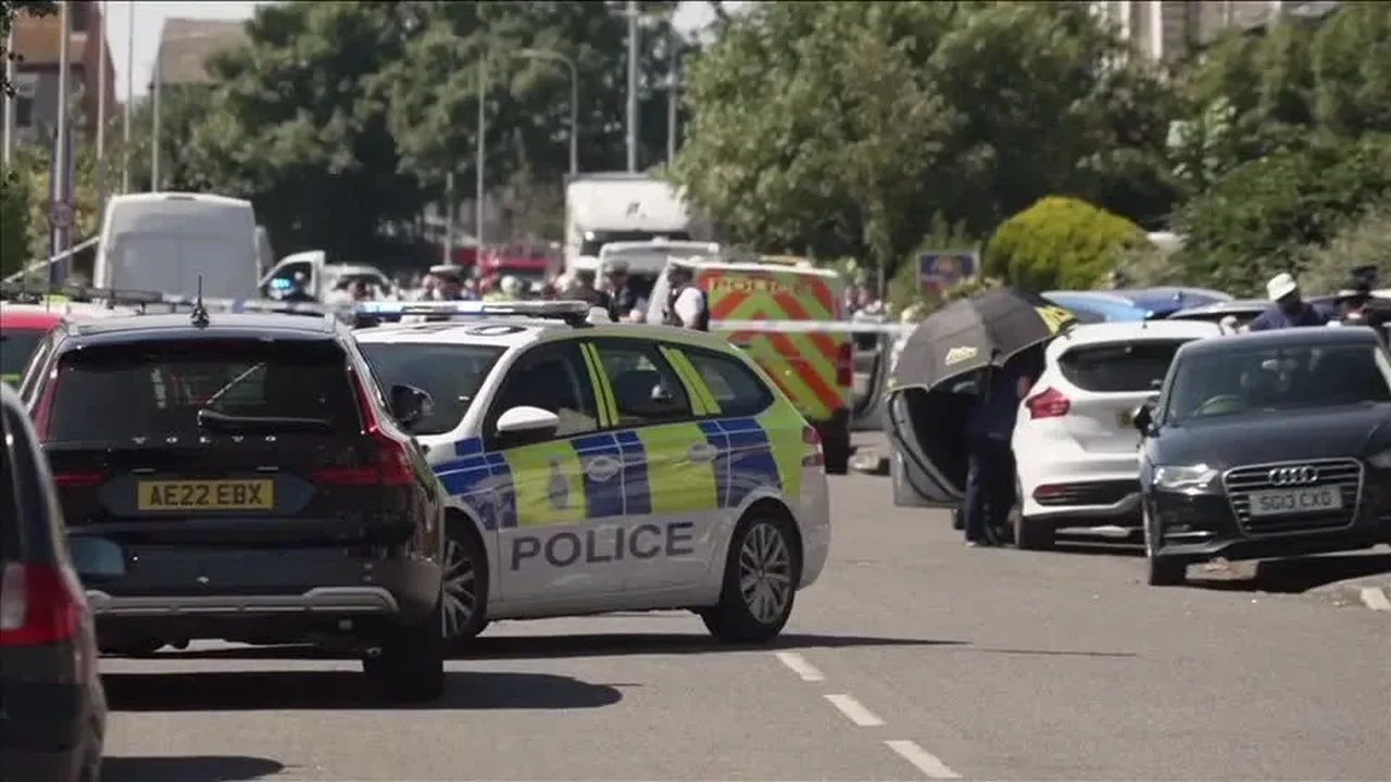 Pelo menos 39 policias ficam feridos em manifestações pela morte de três meninas a facadas na Inglaterra