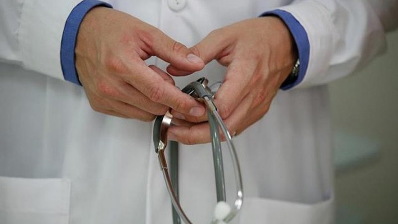 Com recém-nascido no bolso do jaleco, fisioterapeuta faz 'dancinha' em maternidade de SC