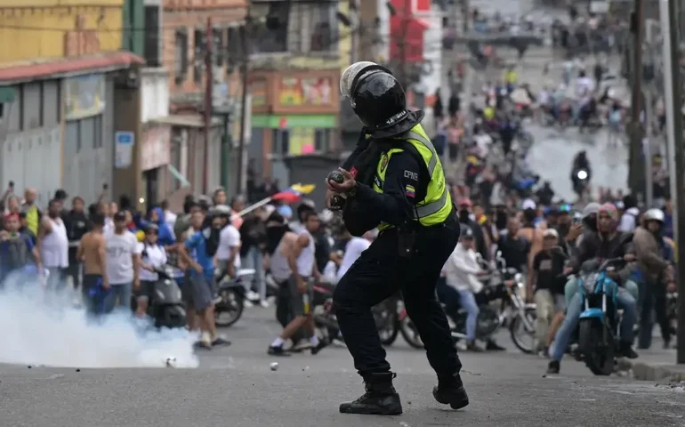 HRW denuncia envolvimento de forças de seguranças e de milícia chavista em mortes durante protestos na Venezuela