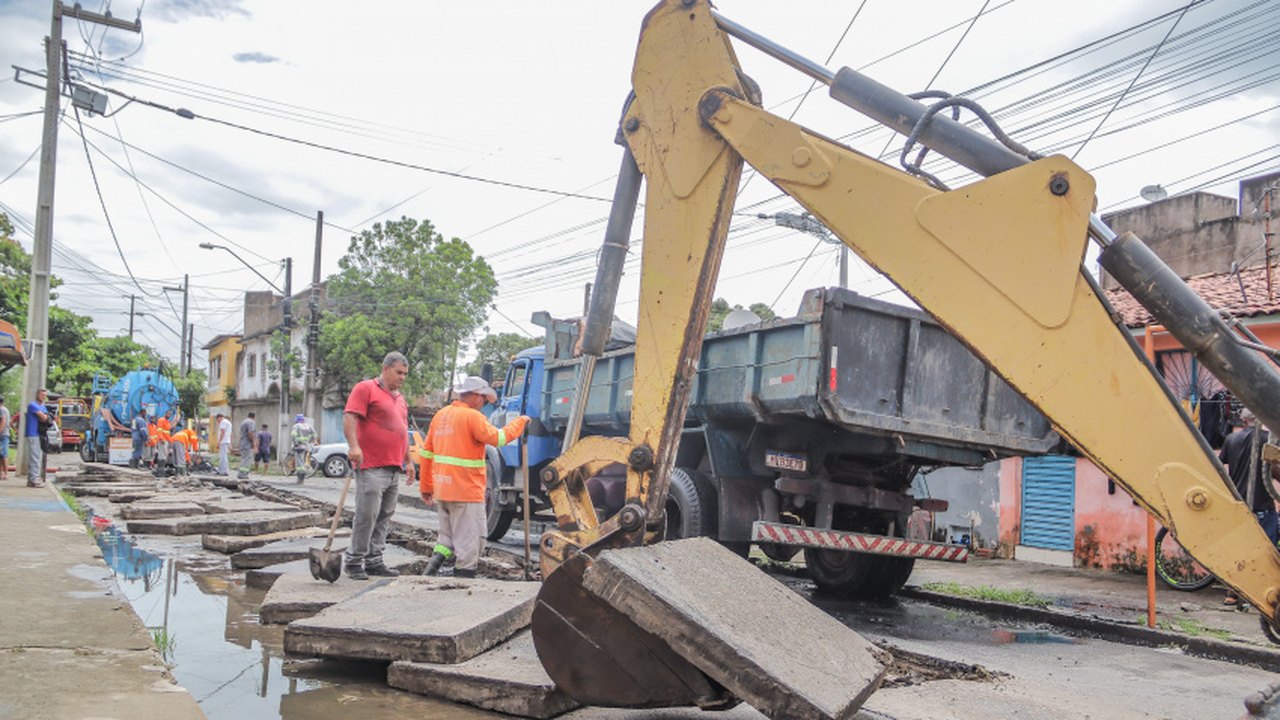 Prefeitura de Maceió intensifica trabalho de limpeza de galerias em ruas da capital