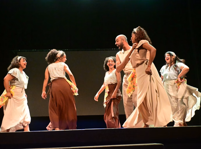 Coletivo Margeia emociona abertura oficial da 5ª Festa Literária de Penedo