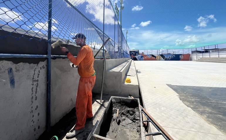 Moradores da Chã de Bebedouro são beneficiados com quadra poliesportiva