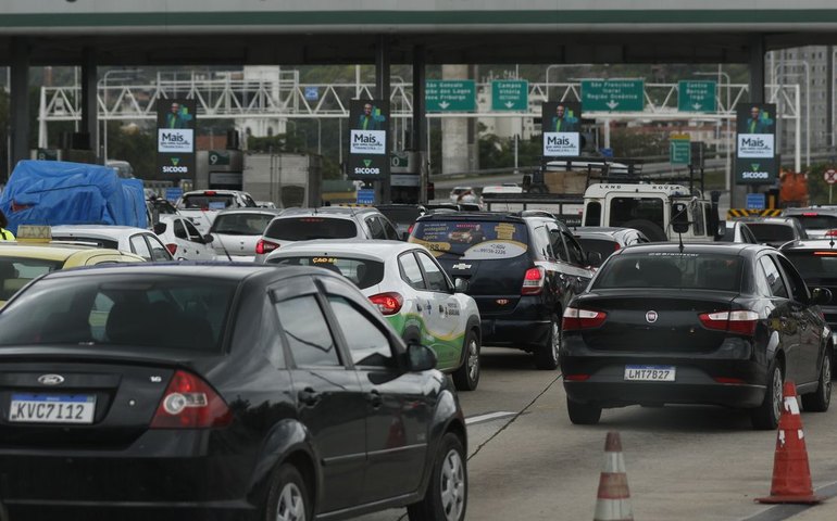 Andarilho invade Ponte Rio-Niterói e provoca congestionamento