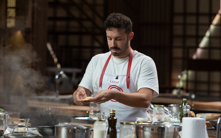 Lucas erra no preparo do raviolone de gema e é eliminado do “MasterChef Brasil”