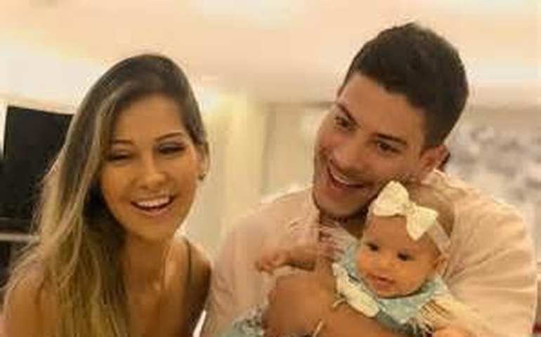 Após críticas, Mayra Cardi e Arthur Aguiar mostram rosto da filha
