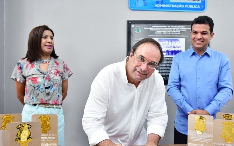 Prefeito Luciano homenageia servidor público e autoriza mais 7 obras em Arapiraca