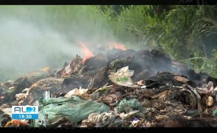 Lixo urbano jogado em terreno em Matriz de Camaragibe
