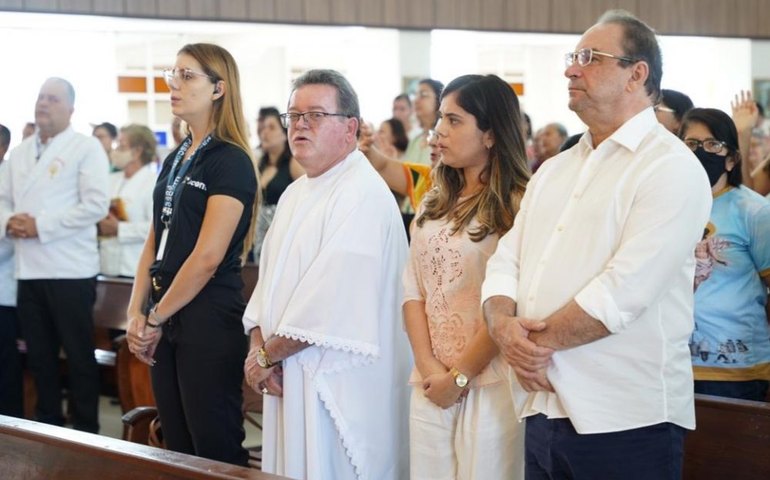 Prefeito Luciano acompanha missa solene nas festividades do Santíssimo Redentor no Eldorado