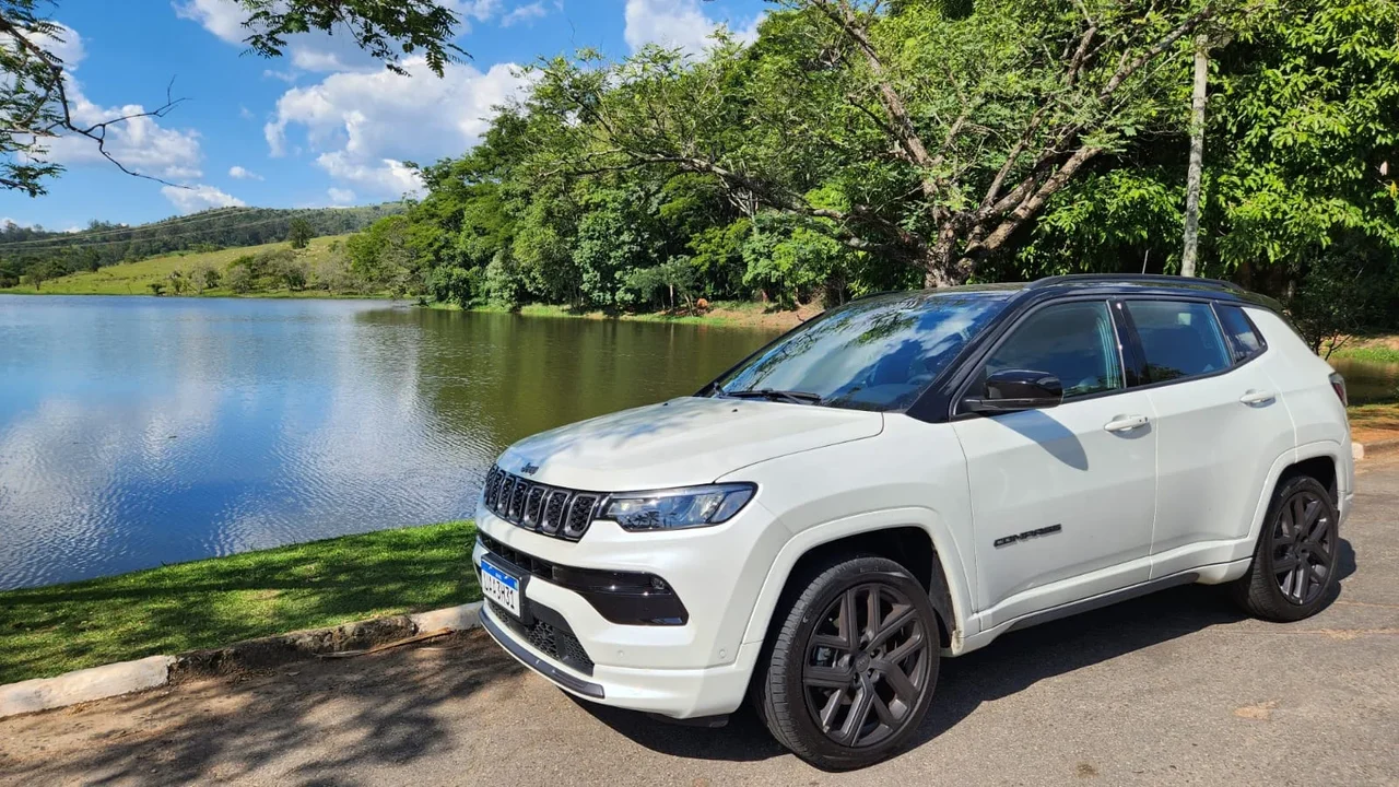 Jeep Compass 2026 lidera combinando conectividade e assistência à condução