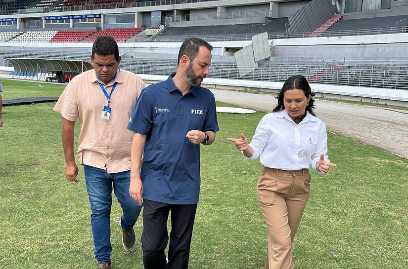 Visando à Copa do Mundo Feminina 2027, comissão da FIFA visita Estádio Rei Pelé