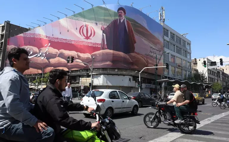 Líder supremo do Irã está com rosto desfigurado, diz mídia