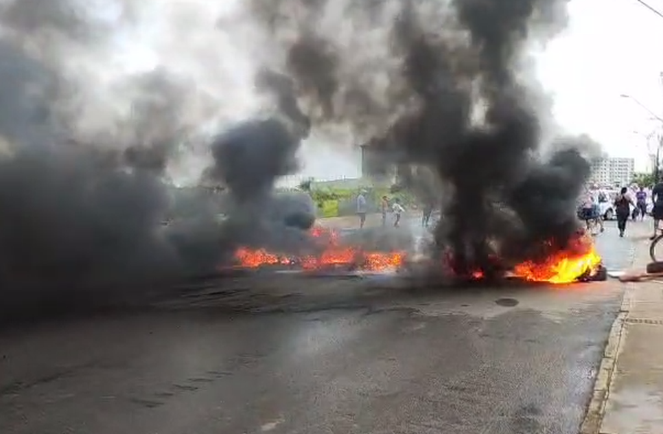 Manifestantes bloqueiam avenida com pneus queimados em Aracaju