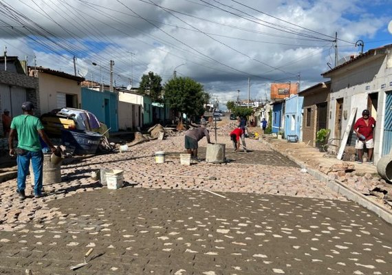 Prefeitura de Arapiraca realiza pavimentação sonhada há 40 anos na Rua São Roque