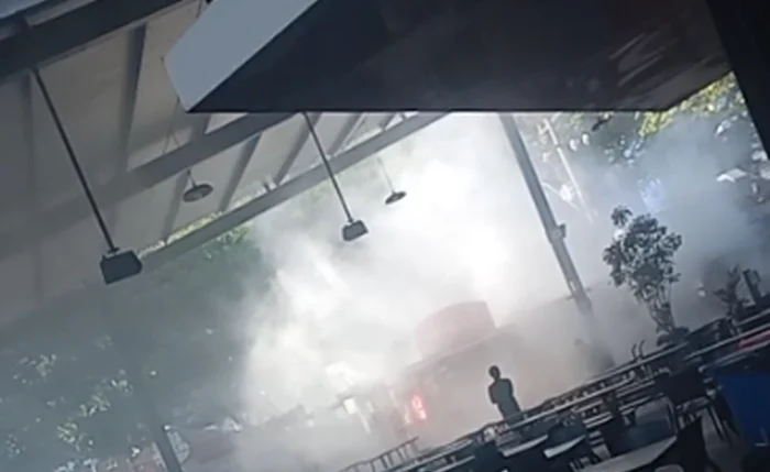 Chamas atingiram box de food park na Avenida Dr. Antônio Gomes de Barros