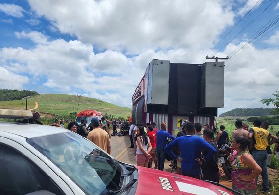 Colisão entre caminhão e trio elétrico deixa um morto e dois feridos na AL-105