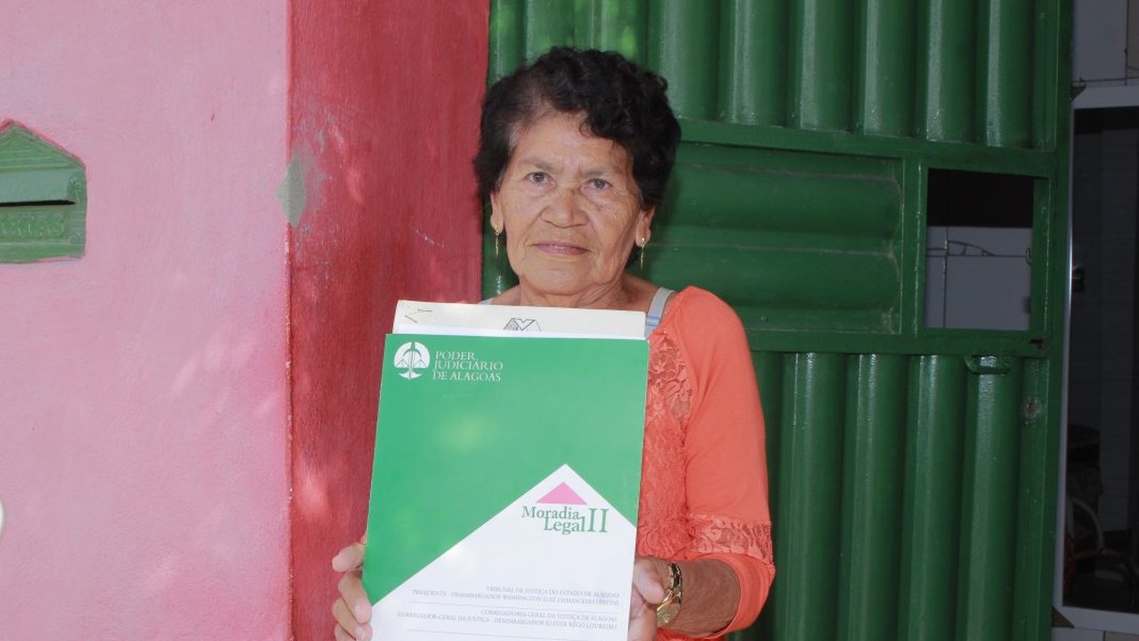 PGM Penedo entrega escrituras do Programa Moradia Legal aos beneficiários