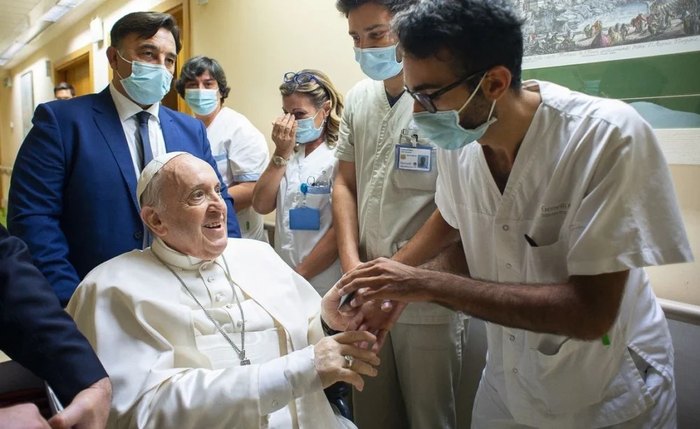 Papa Francisco foi internado para tratar uma bronquite