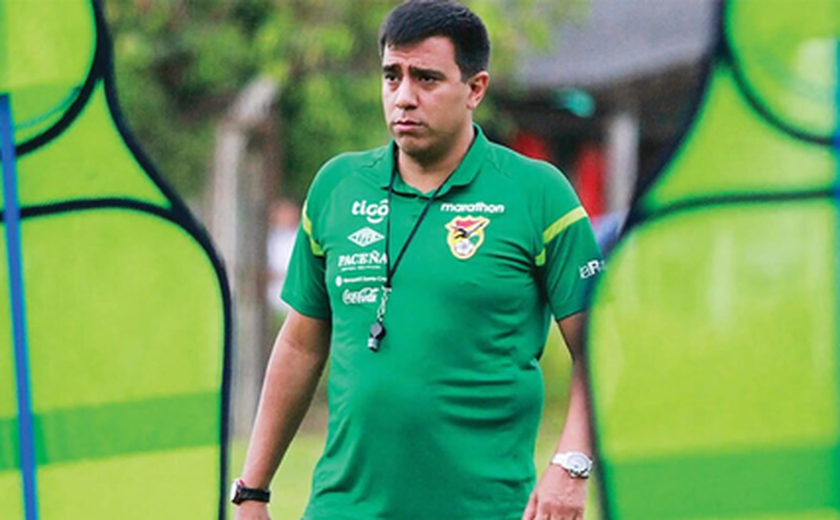 Dirigente diz que César Farías, alvo do Botafogo, segue como técnico da Bolívia