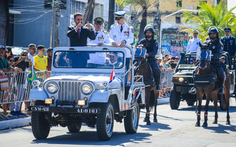 Paulo Dantas comanda desfile de 200 anos da Independência, em Maceió