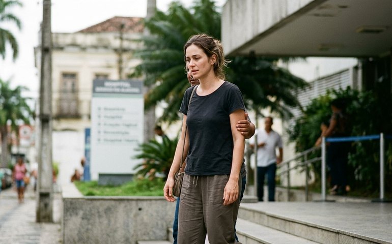 Mulher resgatada após mais de 40 horas no mar recebe alta: 'Continuem orando pelo meu colega'
