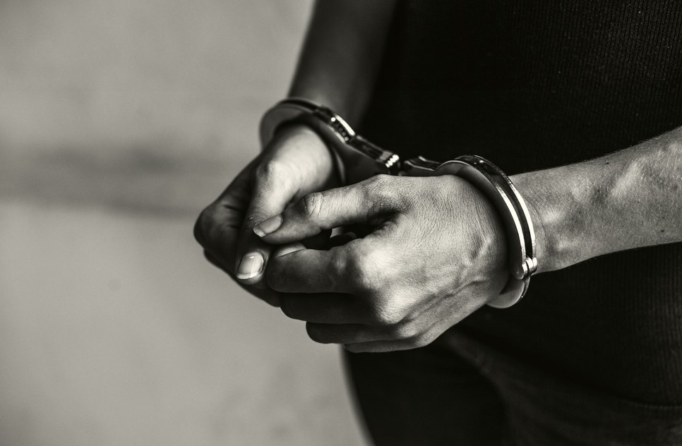 Técnico de escolinha de futebol é preso por suspeita de praticar crimes sexuais contra adolescentes na Grande Aracaju