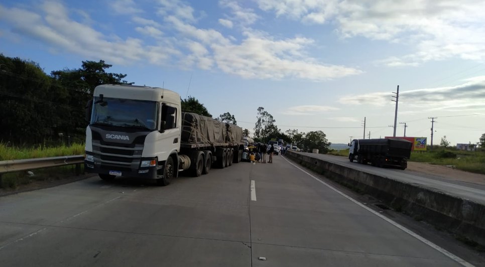 Motociclista fica gravemente ferido após colisão na BR-101 em Itaporanga d'Ajuda / Foto: Foto: PRF/SE