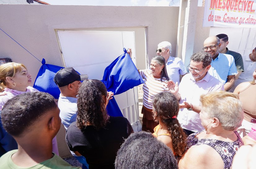 Palmeira: prefeita entrega nova casa para morador que teve residência destruída por incêndio