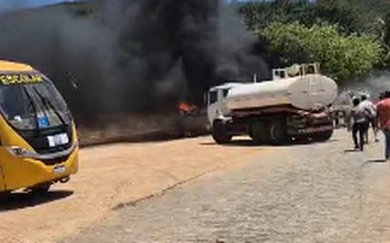 Ônibus pega fogo no pátio de secretaria em Coité do Nóia