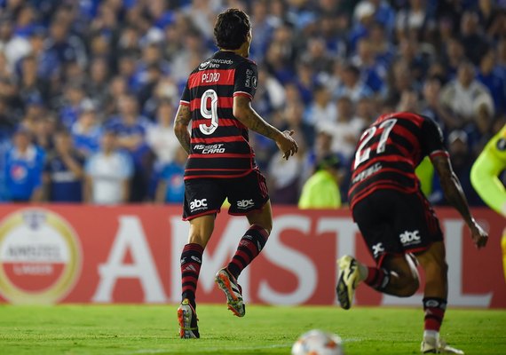 Flamengo é alvo de protestos no Ninho do Urubu e jogadores têm carros cercados
