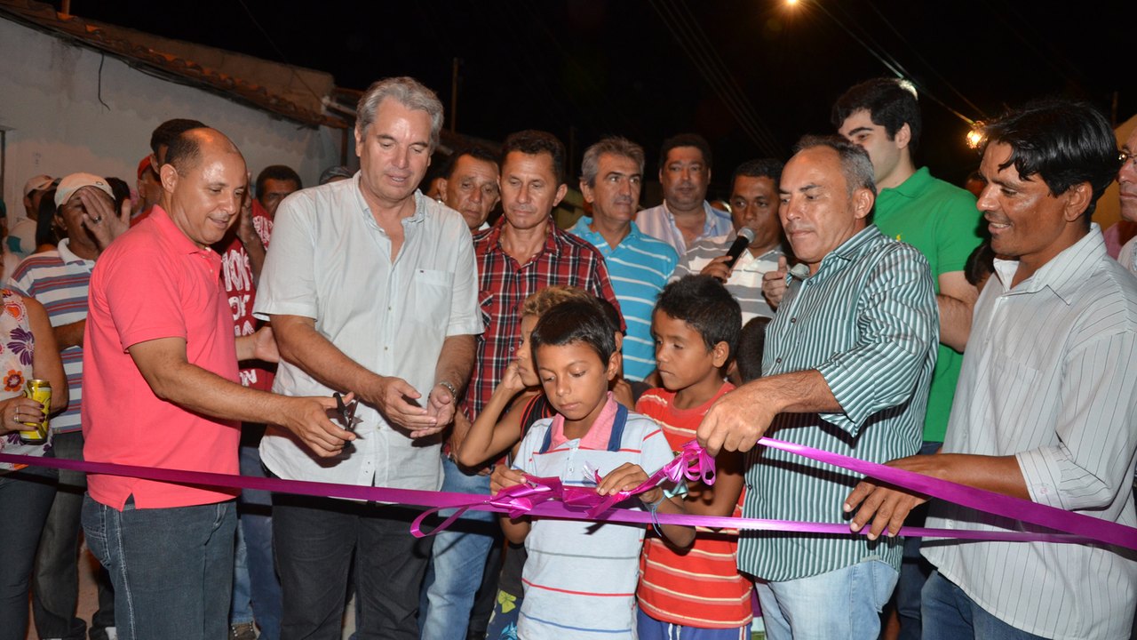 Celso Luiz inaugura mais calçamentos em Canapi e creche em Forquilha