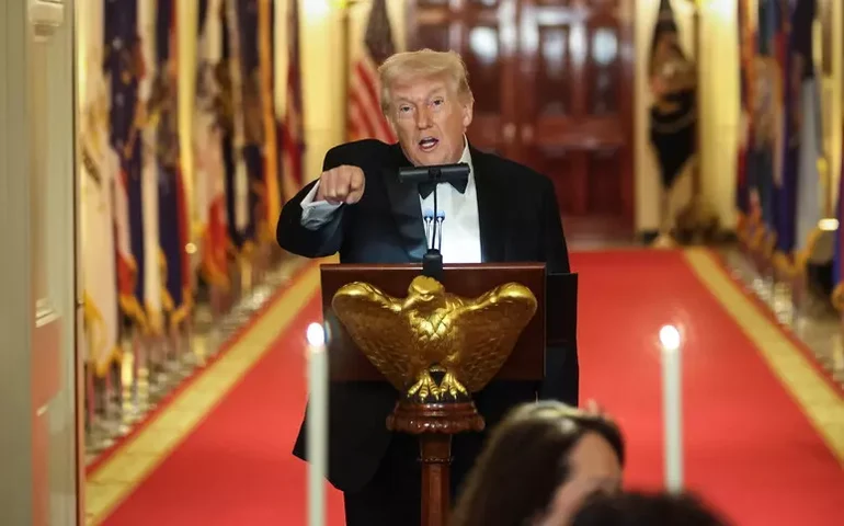 Irã acusa Trump de transformar negociações em 'mesa de rendição'