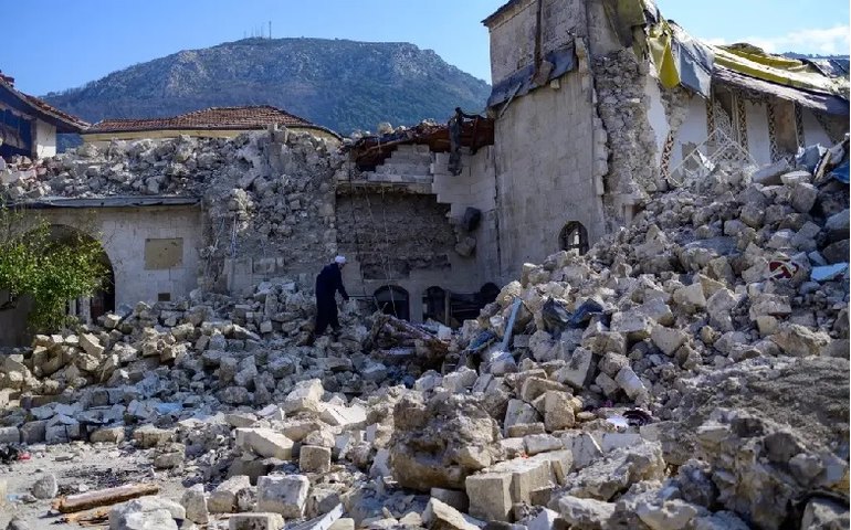Pelo menos uma pessoa morreu em novo terremoto na Turquia