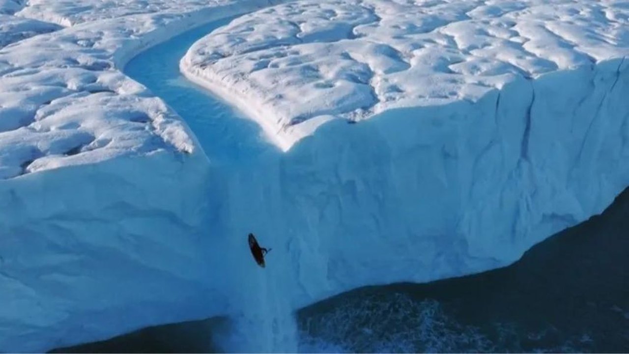 Cachoeira de gelo: Vídeo impressionante mostra viagem de caiaque em corredeiras no Ártico