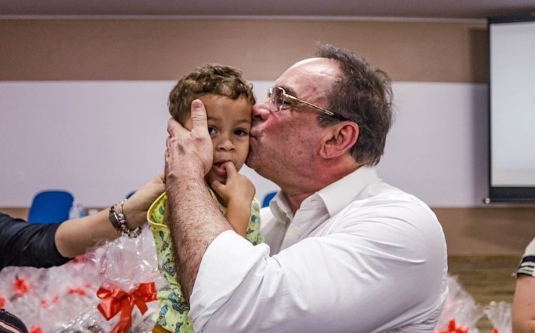 Prefeito Luciano Barbosa fará a entrega de mais 100 enxovais às mulheres do projeto “Mãe Arapiraquense”