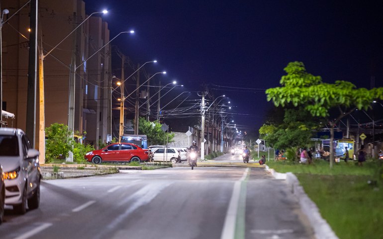 Rua da UPA do Benedito Bentes ganha mais de 140 luminárias em LED