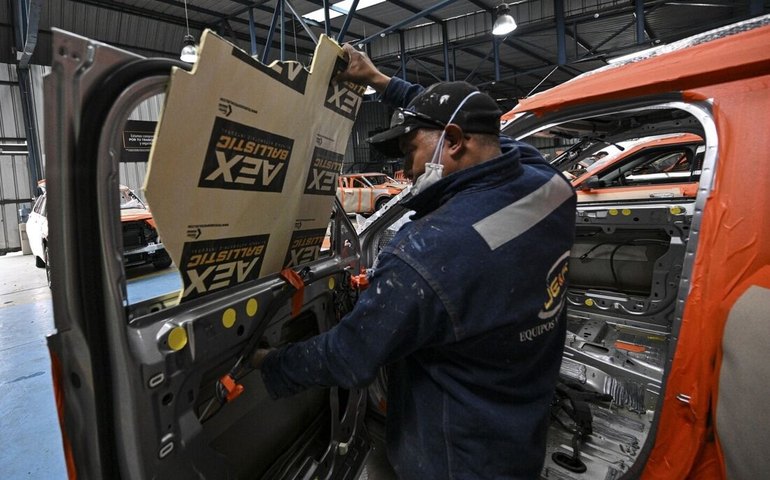 Coletes à prova de bala e carros blindados: indústria de segurança lucra com a explosão de violência no Equador 