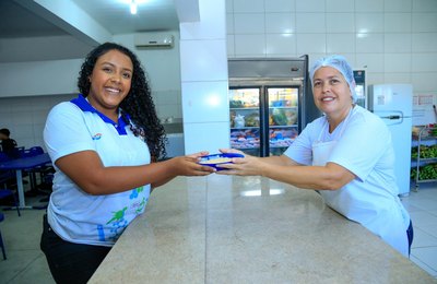 Mãe, amiga e confidente, merendeira cativa alunos de escola estadual em Alagoas