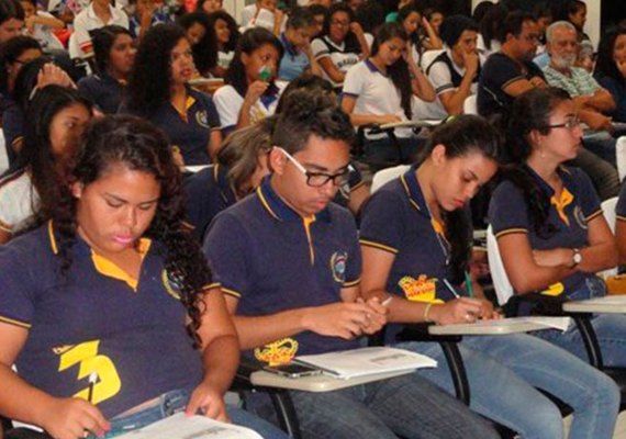 Estudantes de Direito acompanham sessão do TJ-AL no auditório da Uneal