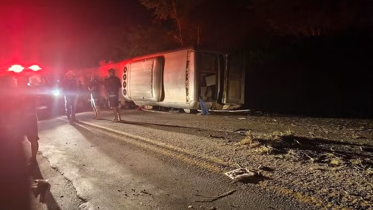 Acidente com ônibus de turismo deixa 13 mortos e dezenas de feridos na BR-423, Agreste de Pernambuco