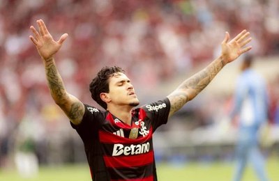 Com brilho de Pedro, Flamengo é letal em erros do Palmeiras e iguala pontuação do líder